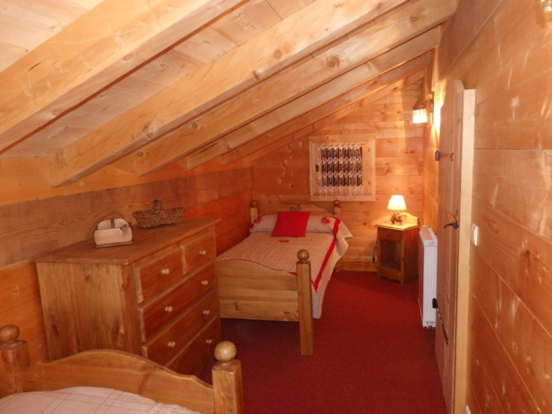 Chambre avec 2 lits de 90 cm. Oreiller, traversin, couettes et couvertures fournis pour chaque lit. - © Gîtes de France Chambre avec 2 lits de 90 cm. Oreiller, traversin, couettes et couvertures fournis pour chaque lit.