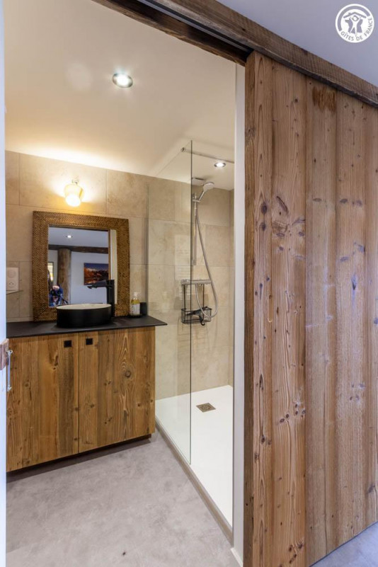 porte coulissante de salle de bain - © Gîtes de France porte coulissante de salle de bain