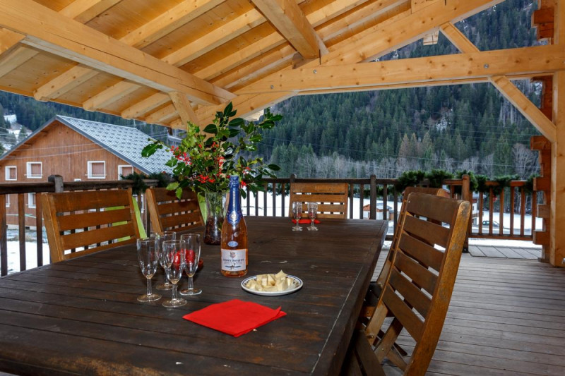 Grande terrasse ombragé - © Gîtes de France Grande terrasse ombragé