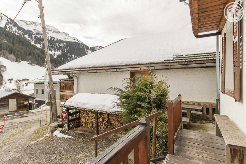 Petite terrasse avec salon de jardin