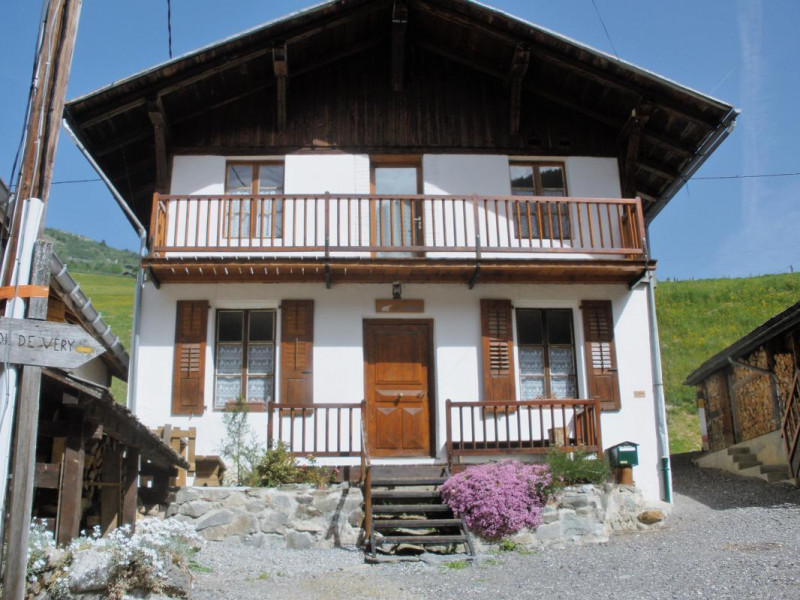 Vue sur la maison. Entrée rez-de-chaussée surélevé. Terrasse privative.