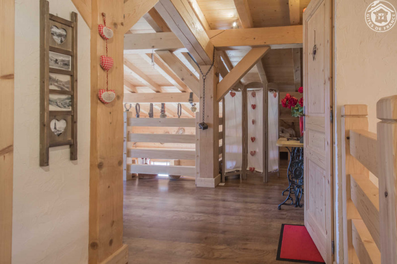 Mezzanine avec 3 lits 1 personne séparés par 2 paravents