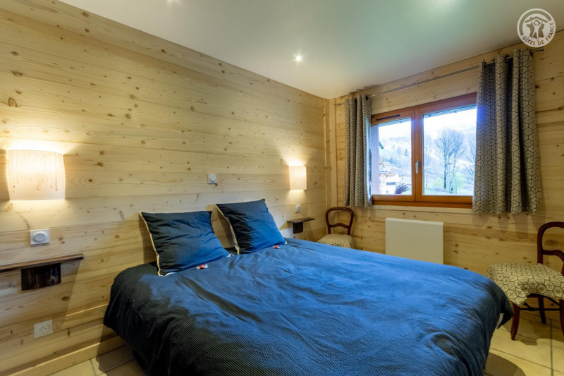 Chambre 2 : Roselette.
Un grand lit de 160 X 200.
Possibilité d'avoir 2 lits simples de 80