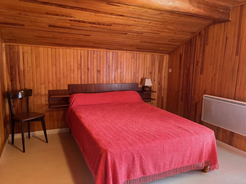 Chambre avec 1 lit 2 personnes et 2 lits 1 personne - © Gîtes de France Chambre avec 1 lit 2 personnes et 2 lits 1 personne