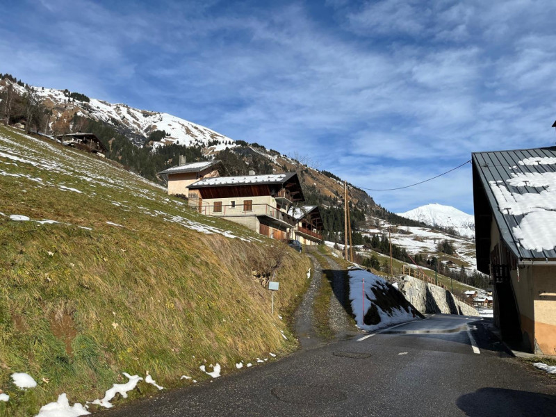 Accès au gite par un chemin en pente, empierré et carrossable - L'hiver, parking public et gratuit sur un parking en bord de route - © Gîtes de France Accès au gite par un chemin en pente, empierré et carrossable - L'hiver, parking public et gratuit sur un parking en bord de route