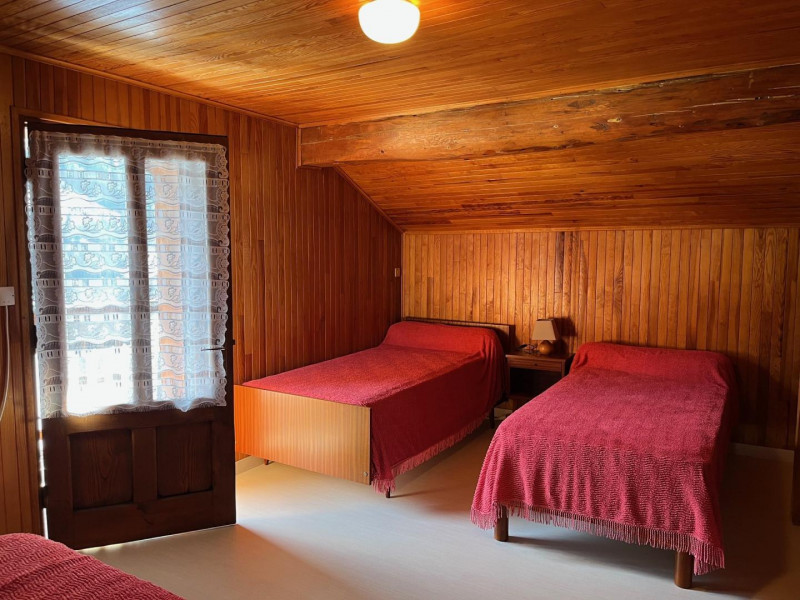 Chambre avec 1 lit 2 personnes et 2 lits 1 personne