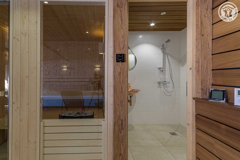 Le sauna et la salle de douche dans l'espace-piscine - © Gîtes de France Le sauna et la salle de douche dans l'espace-piscine