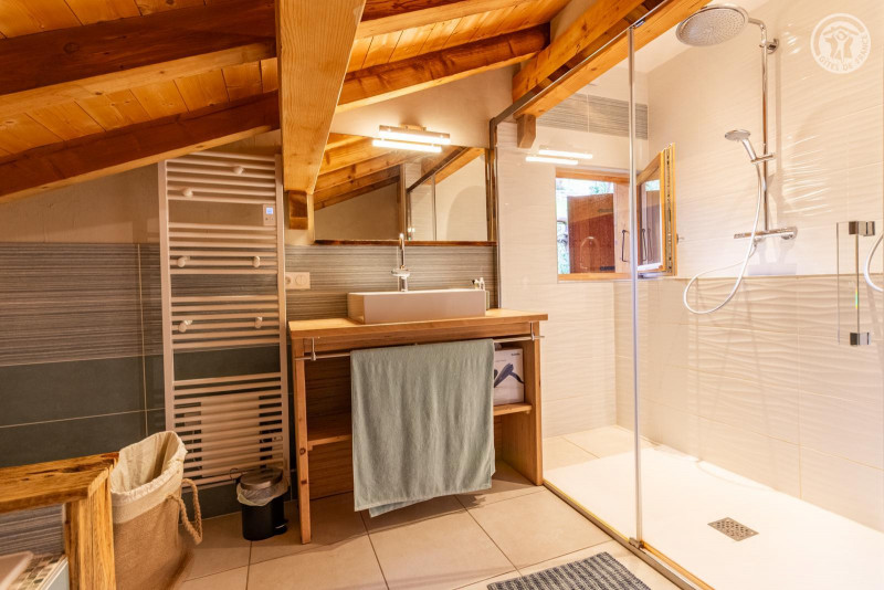 Salle d'eau avec double douche et une baignoire