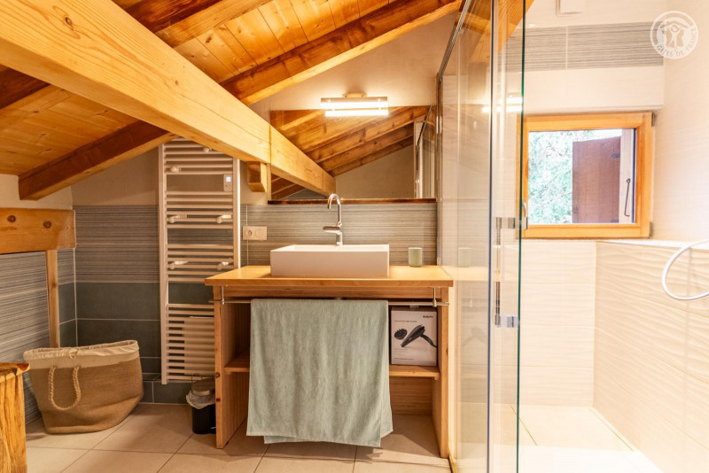 Salle d'eau avec double douche et une baignoire