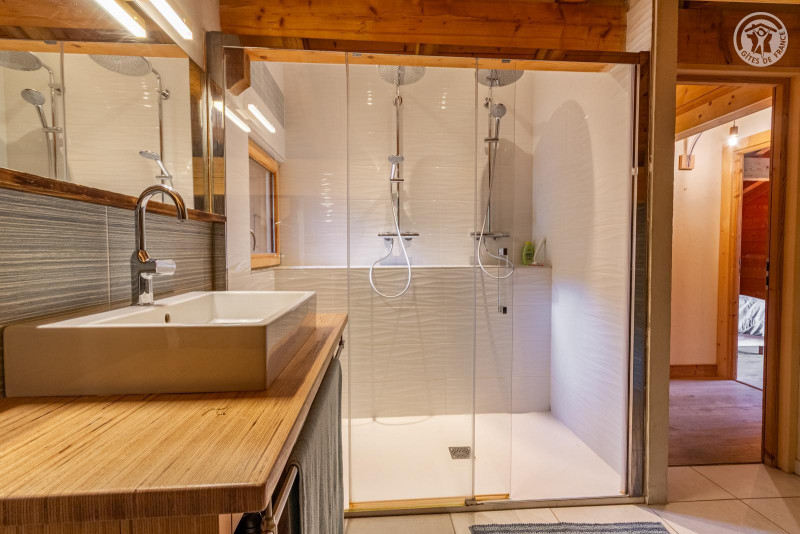 Salle d'eau avec double douche et une baignoire