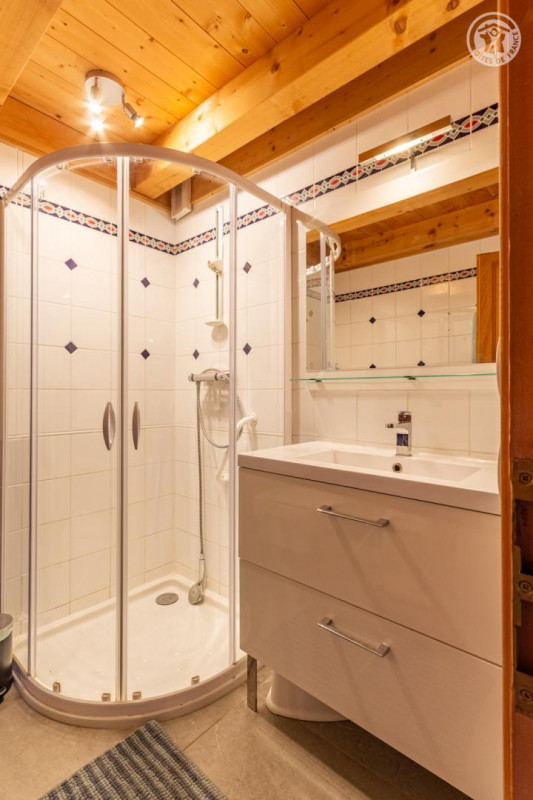 Salle d'eau et WC au rez-de-chaussée