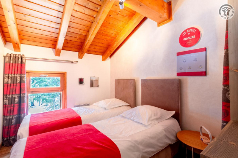 Chambre deux lits simple en 2m. Les rideau et le mobilier ont été changés, voir photos un peu sombre 23-24-25 - © Gîtes de France Chambre deux lits simple en 2m. Les rideau et le mobilier ont été changés, voir photos un peu sombre 23-24-25