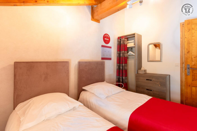chambre deux lits simples. Nouvelle penderie, commode et chevets. voir photos 23,24, 25 - © Gîtes de France chambre deux lits simples. Nouvelle penderie, commode et chevets. voir photos 23,24, 25
