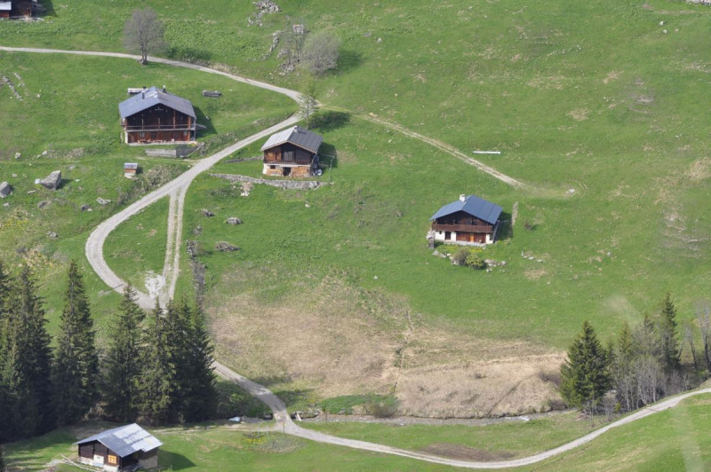 vue du hameau depuis chemin du barrage de la Girotte