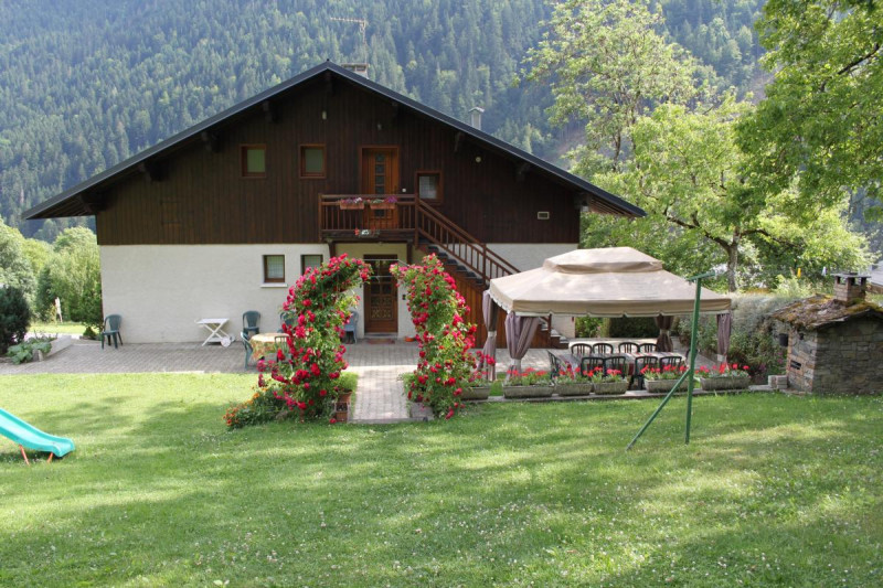 Gîte du propriètaire vue de l'arrière avec coin jardin
