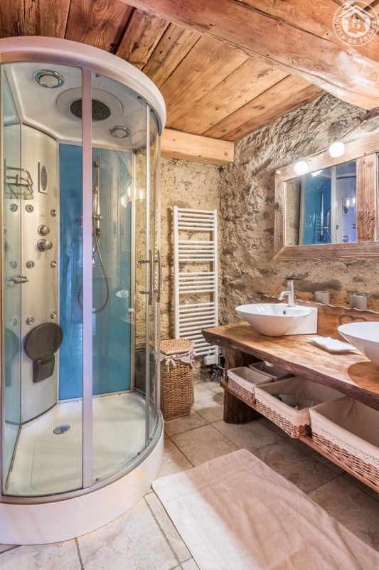 La douche hydromassante - © Gîtes de France La douche hydromassante
