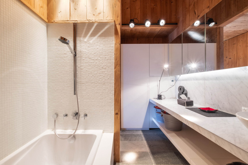 _lv_images__lot_0075553731_06_22323432